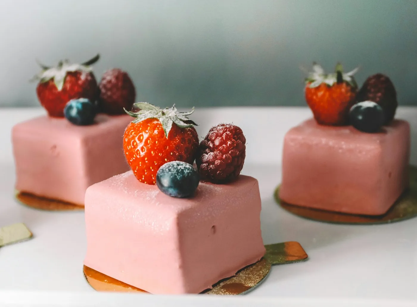 Berry Entremet - Mousse berry · glaze bóng